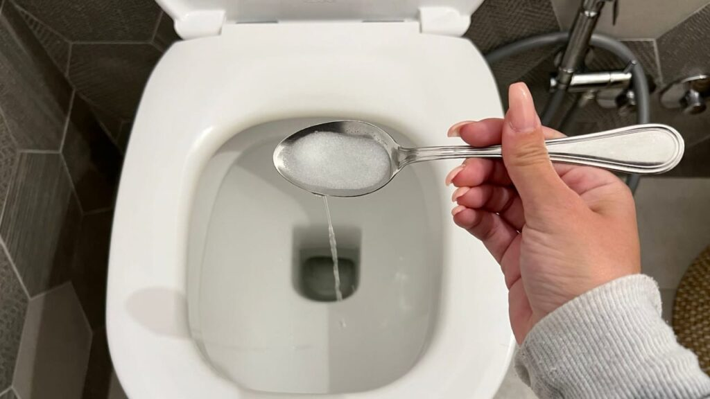 Baño aromático por varios días: solo añade estos 2 ingredientes al inodoro