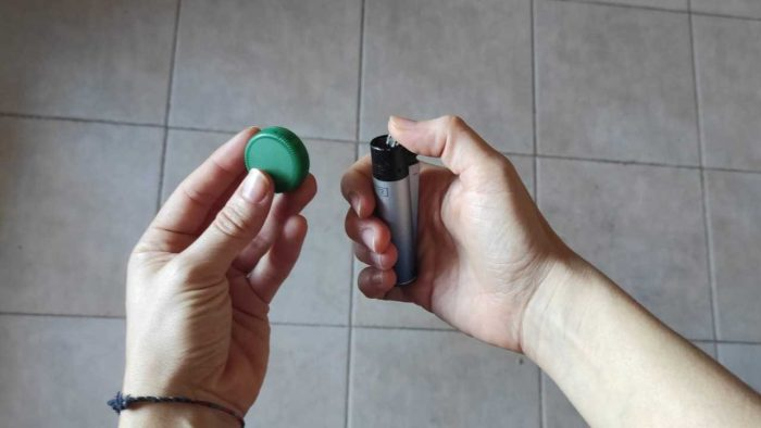 Calentar el tapón de una botella con el encendedor: lo que pasa es inesperado