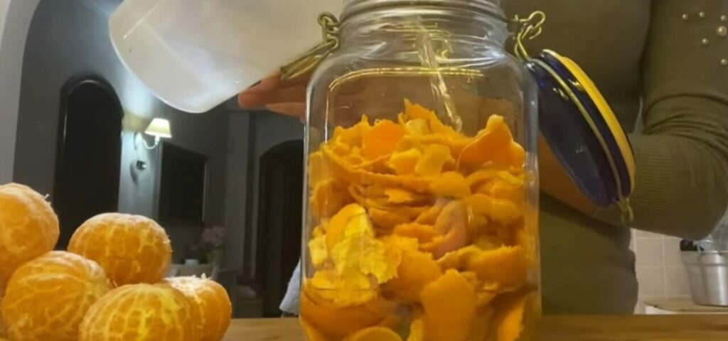 Cáscaras de mandarina, por qué sumergirlas en una olla con alcohol