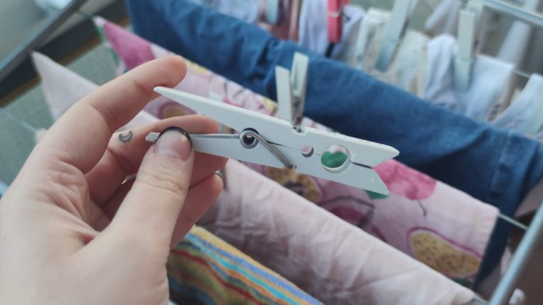 Colgar la ropa, la punta de la pinza para decir adiós a la plancha: no más arrugas