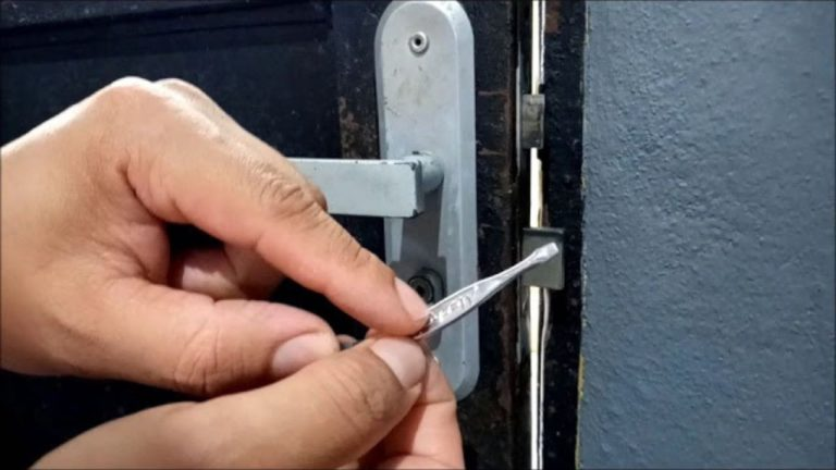 Cómo abrir la cerradura si estás fuera de casa: con el truco de las pinzas entras al instante