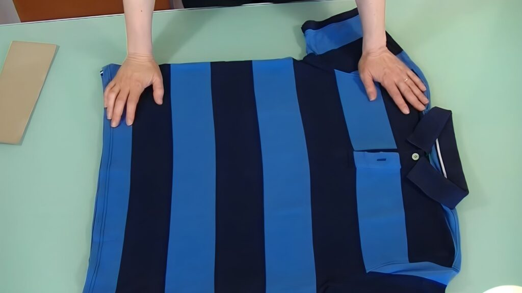 Cómo doblar una camiseta en un minuto usando el famoso método del bolso