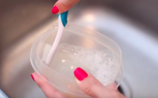 Cómo limpiar las cajas de plástico y eliminar los olores