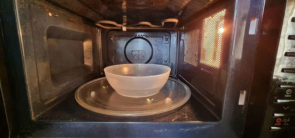 Cómo tener un microondas impecable sin frotar ni mover un solo dedo