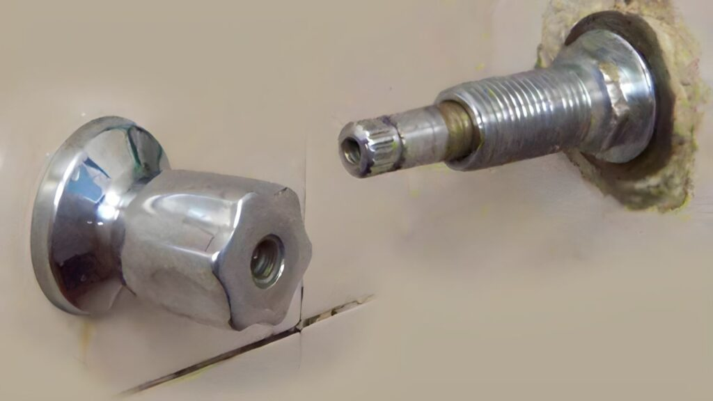 Del cabezal de la ducha cae agua goteando: cómo arreglarlo en pocos segundos