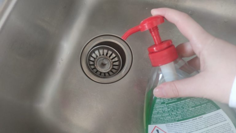 Detergente para platos, ya que se recomienda verterlo en el fregadero