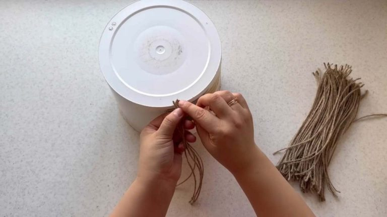 Encuentra un viejo cubo de plástico en la basura y lo transforma en algo único