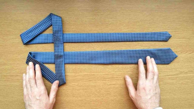 Hacer un nudo, cómo hacerlo en 1 minuto: aquí el consejo del sastre