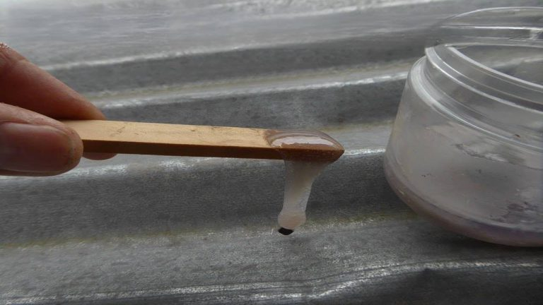 Haz esta masilla casera para cubrir y sellar agujeros en los techos