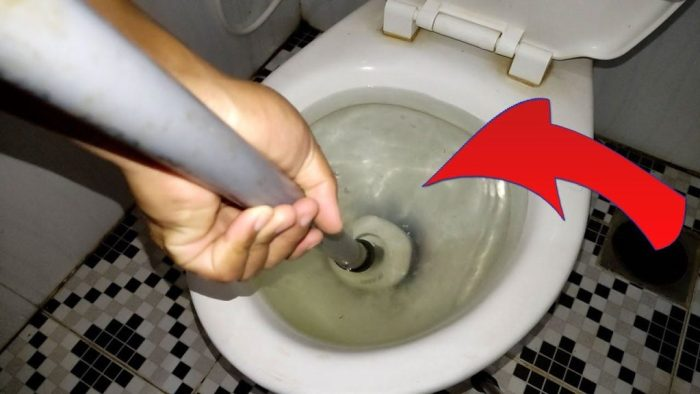 Inodoros atascados, olvídate del fontanero: con el método de la pala puedes resolverlo gratis