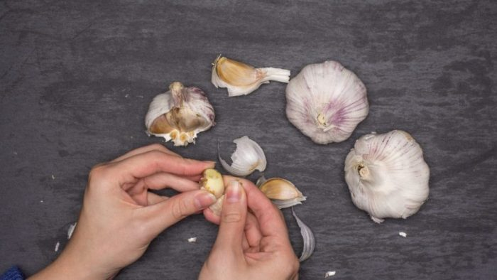 Las cáscaras de ajo valen oro, ¡nunca las tires! ¡Les mostraré cómo las usaba mi abuela!