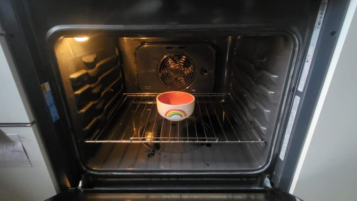 Limpiar el horno mientras duermes solo funciona con el método del cuenco: está nuevo al día siguiente