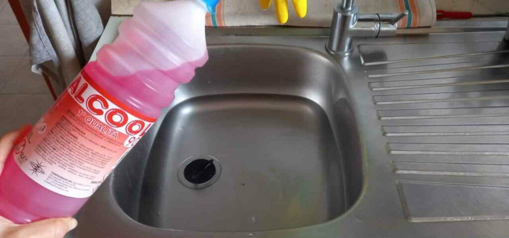 Mezclar el alcohol con agua caliente, ahorrar muchísimo: el secreto de nuestras abuelas