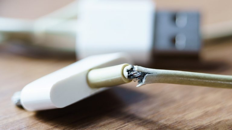 No tires tu viejo cargador de móvil, puedes repararlo con este sencillo gesto