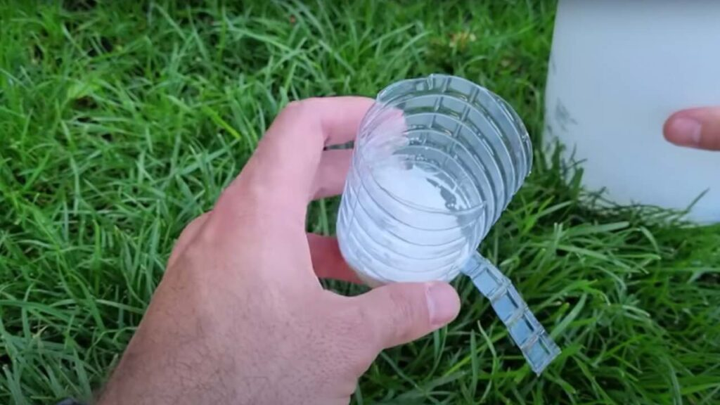 Nunca volverás a ver la sombra de una hormiga si la esparces por el jardín.