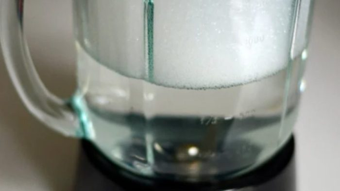 Pon una cucharadita de bicarbonato en la licuadora y mezcla: ¡un resultado impecable!