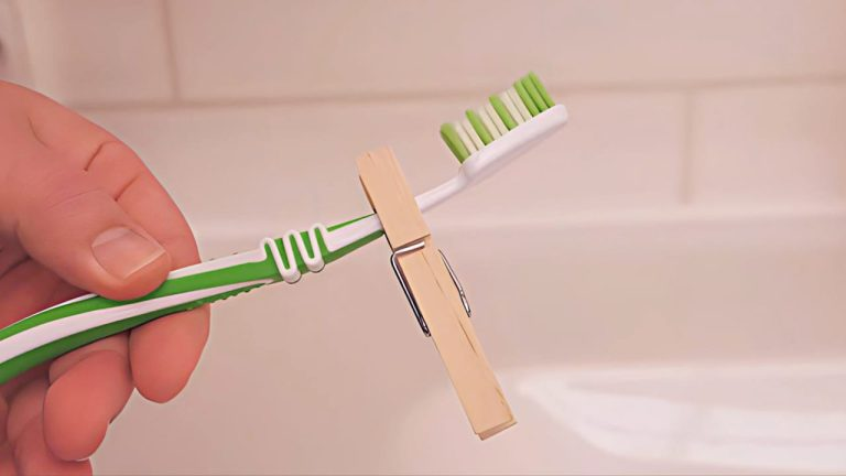 Pon una pinza en el cepillo de dientes: la razón sorprendente