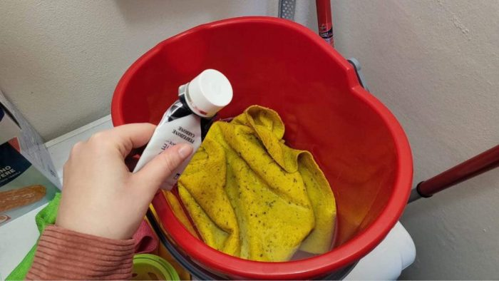 Poner pasta de dientes en el agua para limpiar los suelos: muchas amas de casa lo hacen