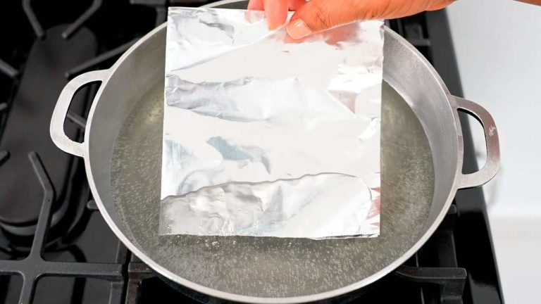 Poner una hoja de papel de aluminio en agua hirviendo, también lo hacen los ricos: la razón