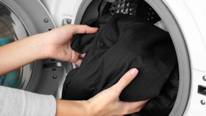 Ropa negra desteñida: descubre cómo lavarla para realzar su color