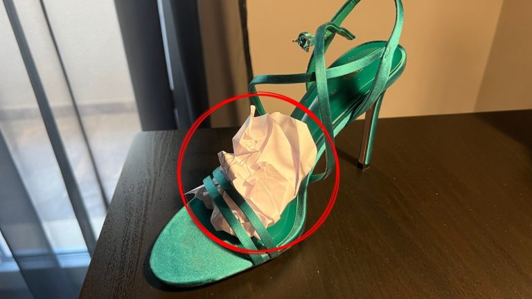 Sandalias estrechas, olvida al zapatero: cómo ensancharlas en pocos segundos