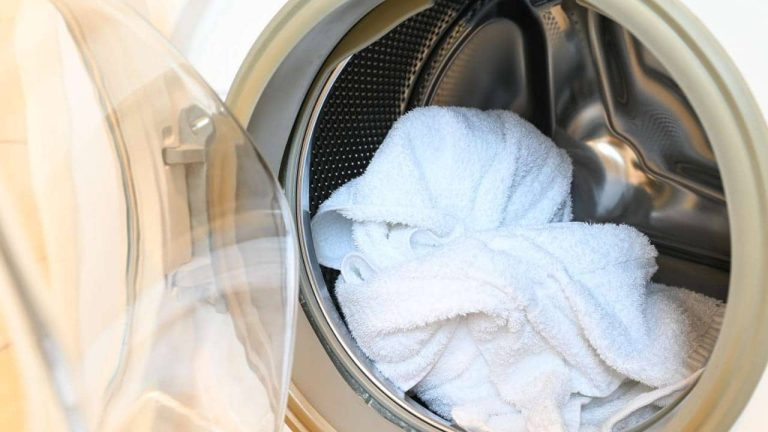 Toallas que huelen a perro mojado, la causa y cómo evitarlo