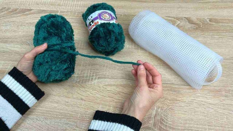 Toma un trozo de tela de plástico y medio trozo de alambre y crea esta hermosa idea DIY