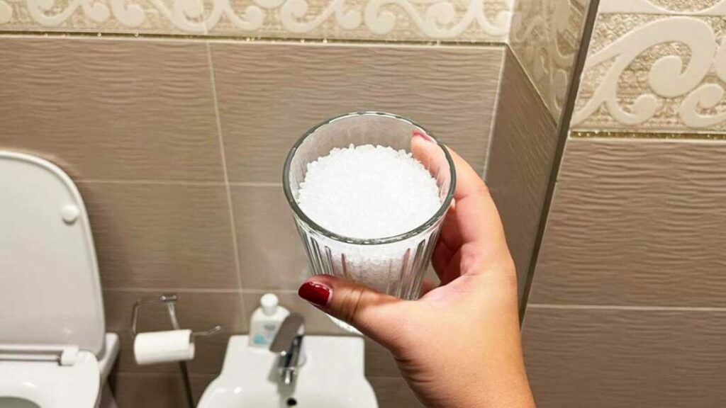 Un vaso de sal gruesa resuelve de inmediato 6 problemas del baño