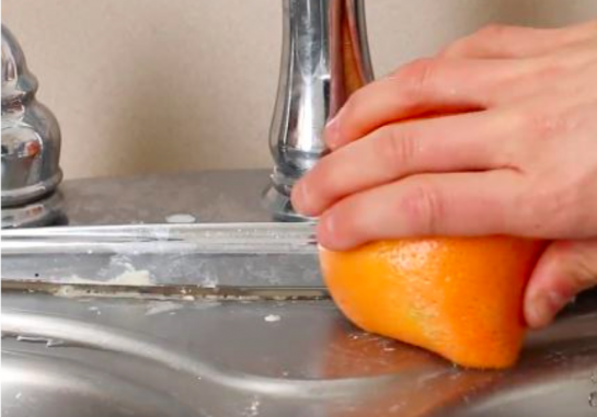 Una forma natural de eliminar la cal o el óxido de vajillas y fregaderos