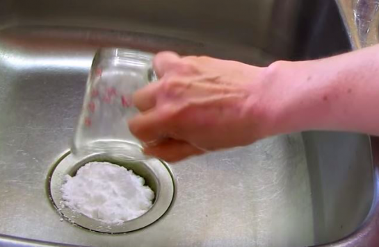 ¿Cómo limpiar un desagüe y eliminar los malos olores?