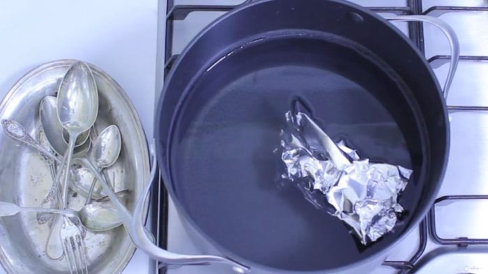 ¿Por qué las amas de casa siempre tiran un ovillo de papel de aluminio al agua hirviendo?