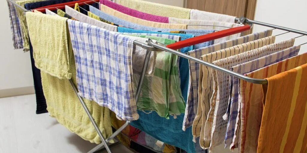 ¿Por qué no deberías secar la ropa en casa?