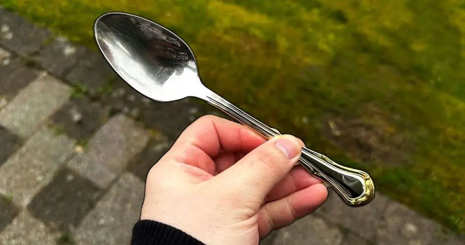 Dejar una cuchara en el jardín antes de dormir: porque mucha gente lo hace