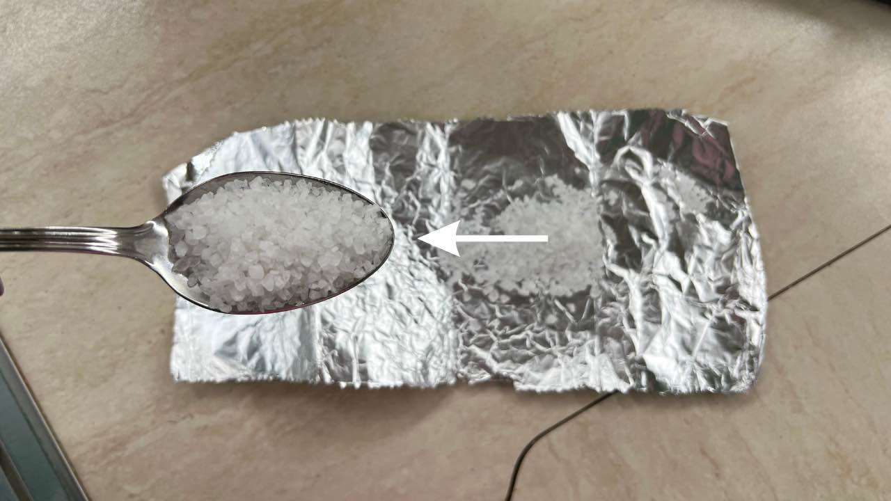 Aluminio y sal gruesa: la combinación que resuelve muchos problemas en casa
