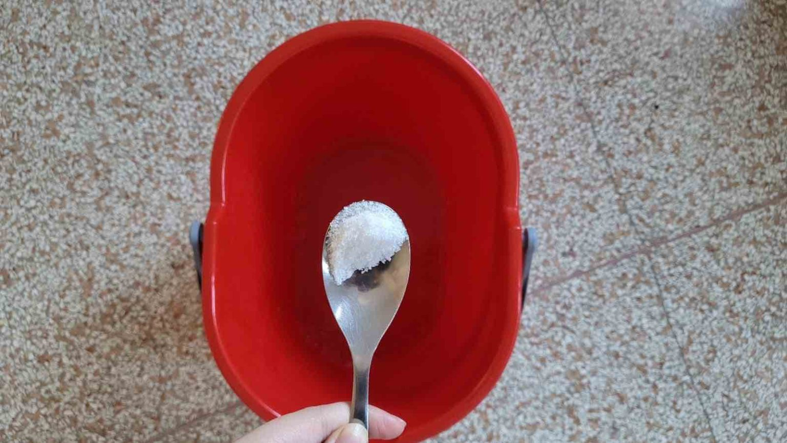 Añade una pizca de sal al balde de limpieza, con este truco ahorras dinero