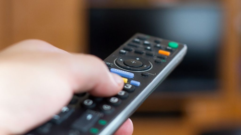 Aquí está el método del técnico para encender su televisor y decodificador con un solo control remoto