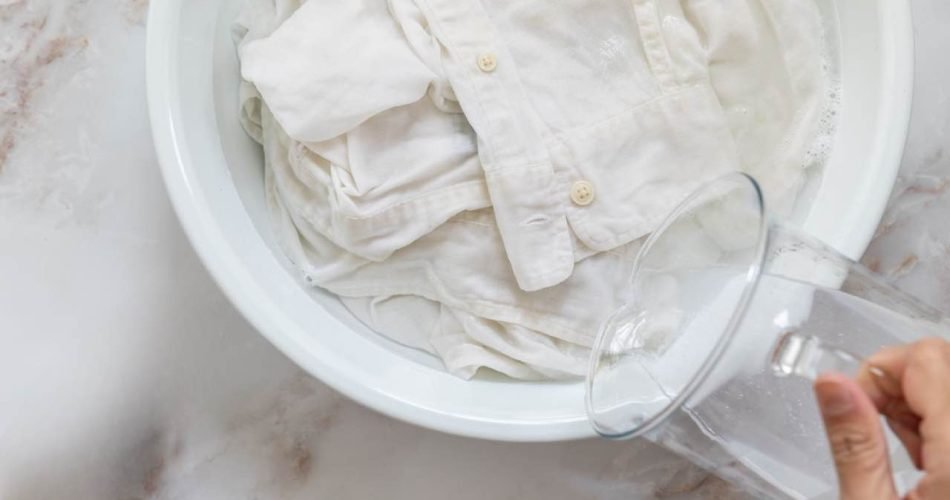 Así restauras la ropa amarillenta por el sol con un truco sencillo