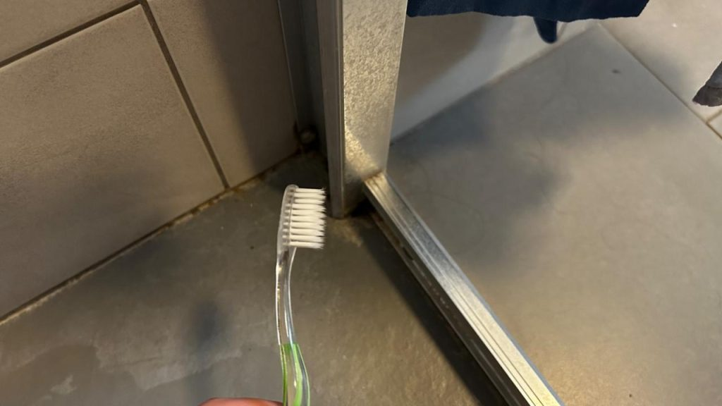 Así se limpian perfectamente las barras de ducha: No queda rastro de suciedad