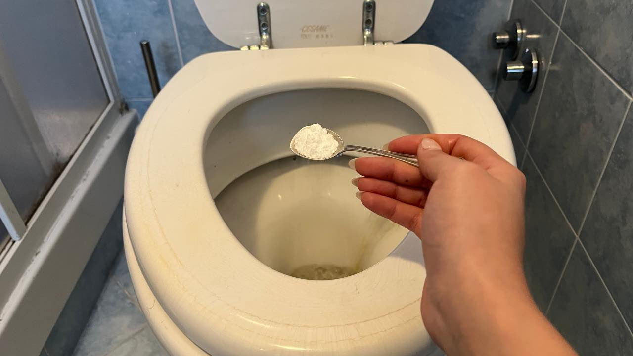 Blanquea el inodoro con este ingrediente: gasta 2 euros y consigue un resultado nunca visto antes