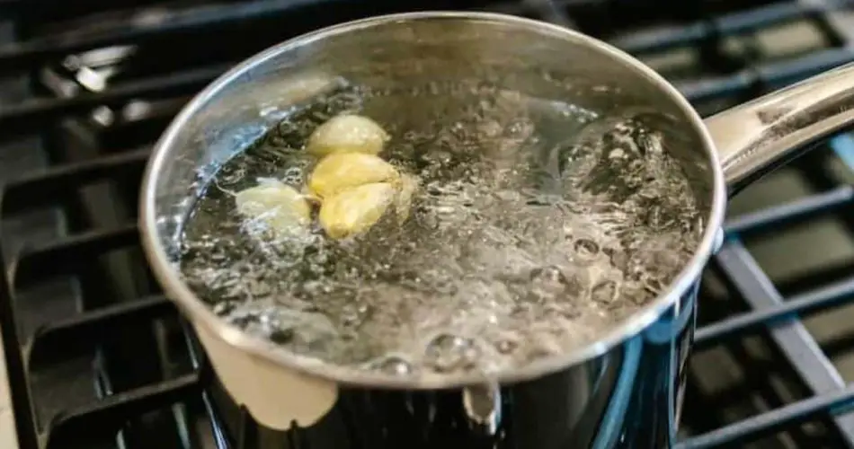 Cocinar 5 dientes de ajo en una sartén: así se resuelve un problema conocido