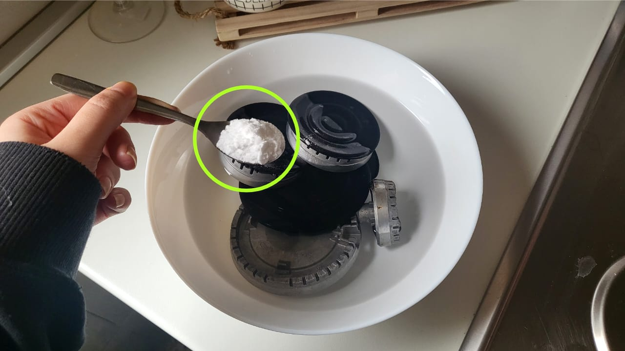 Cocinas de gas, 1 cucharada y las harás brillar de nuevo: esto es lo que debes hacer