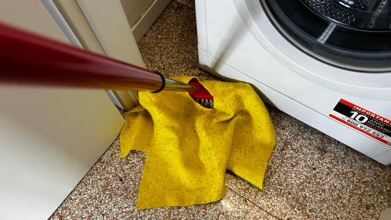 Cómo eliminar toda la suciedad bajo la lavadora y el refrigerador, el truco del paño