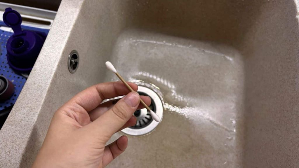 Cómo limpiar rápidamente los desagües del fregadero sin mover un dedo