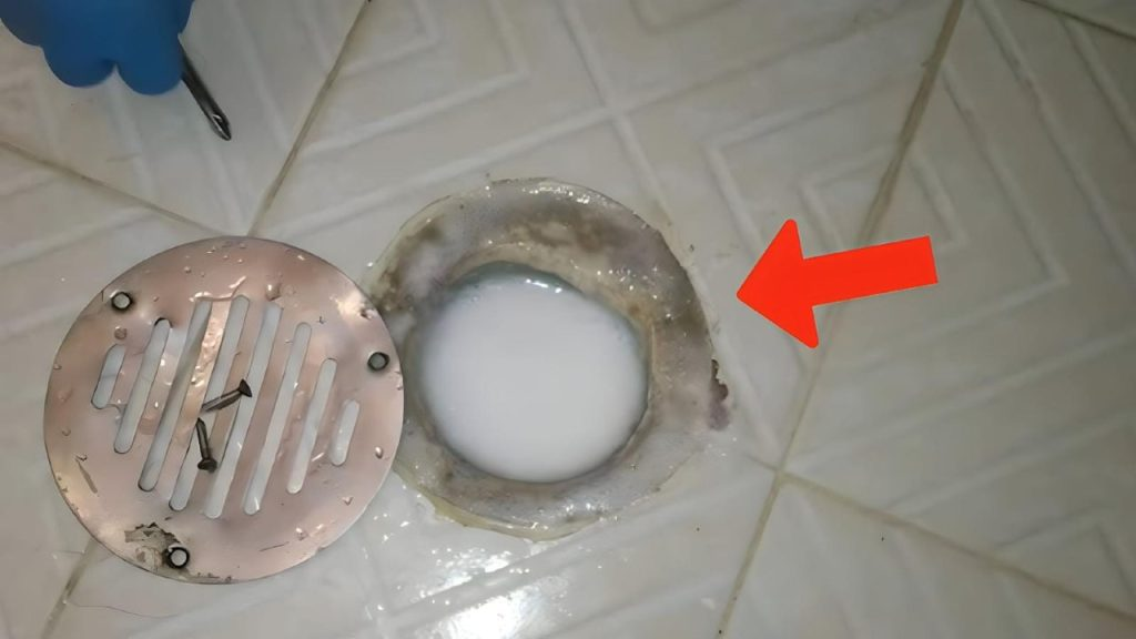 Cómo limpiar y desatascar a fondo el desagüe de la ducha: este gesto es suficiente