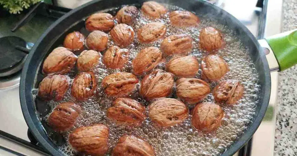 Echa las nueces en agua hirviendo, un método del que no podrás prescindir