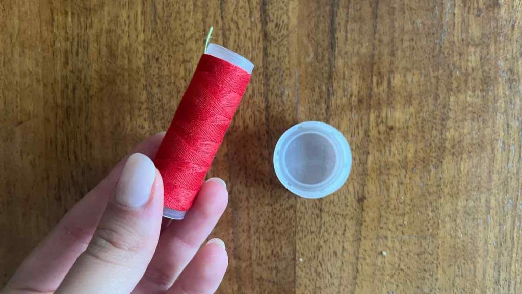 El método más eficaz para crear un enhebrador con un simple tapón de botella.