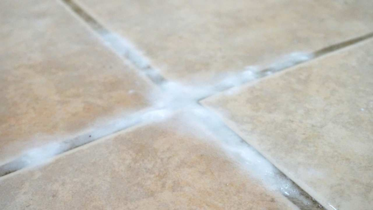 Esparce bicarbonato entre las baldosas de tu casa: la razón es increíble