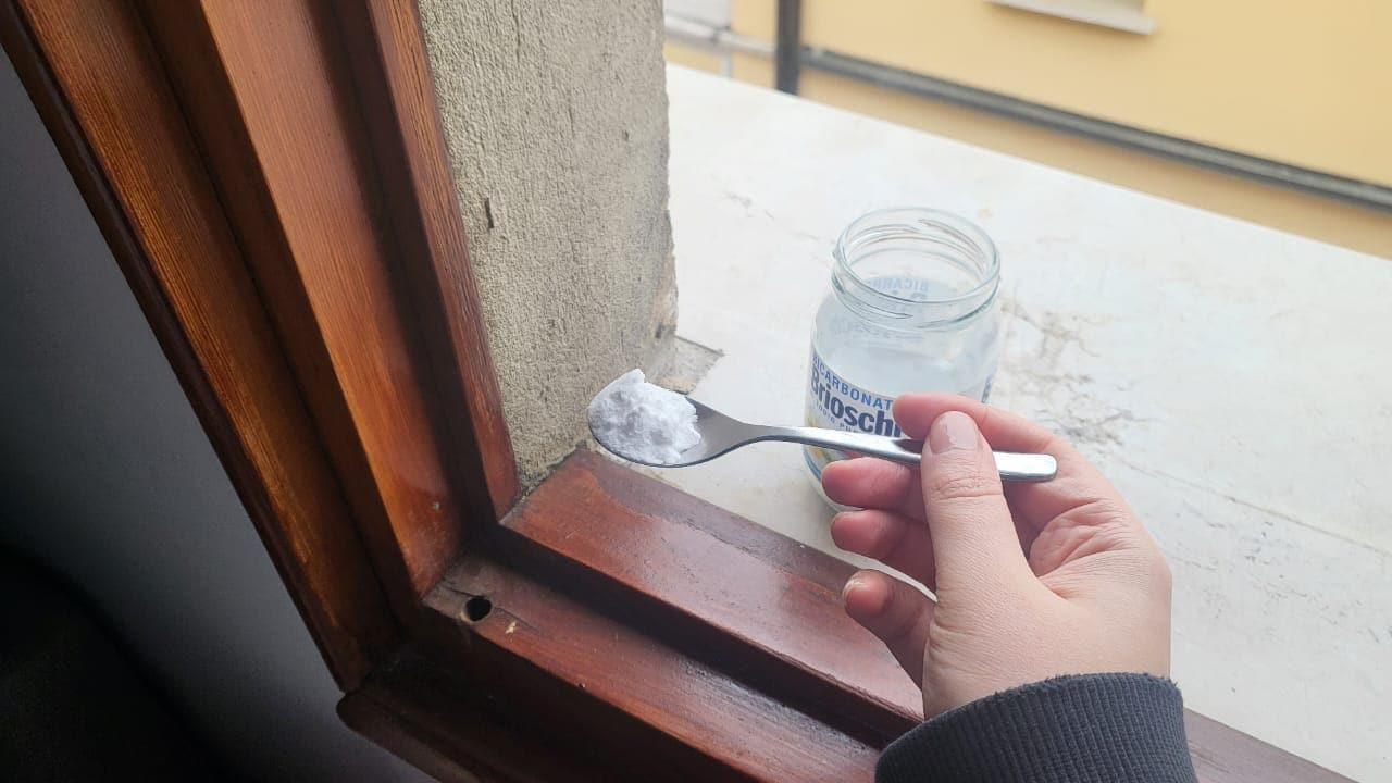 Espolvorear bicarbonato de sodio en las esquinas de las ventanas: qué esperar después