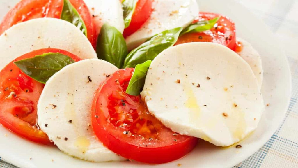Estas personas nunca deberían comer tomate con mozzarella: por qué