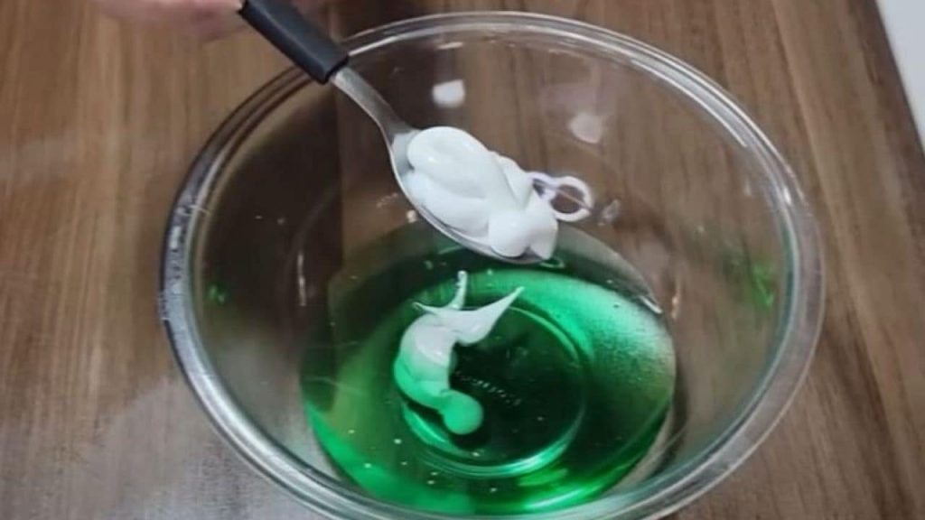 Este ingrediente hace brillar la cocina: sin grasa en cajones ni en las placas de cocina